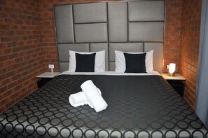 Queen Room - Two Rivers Motel (Wentworth)