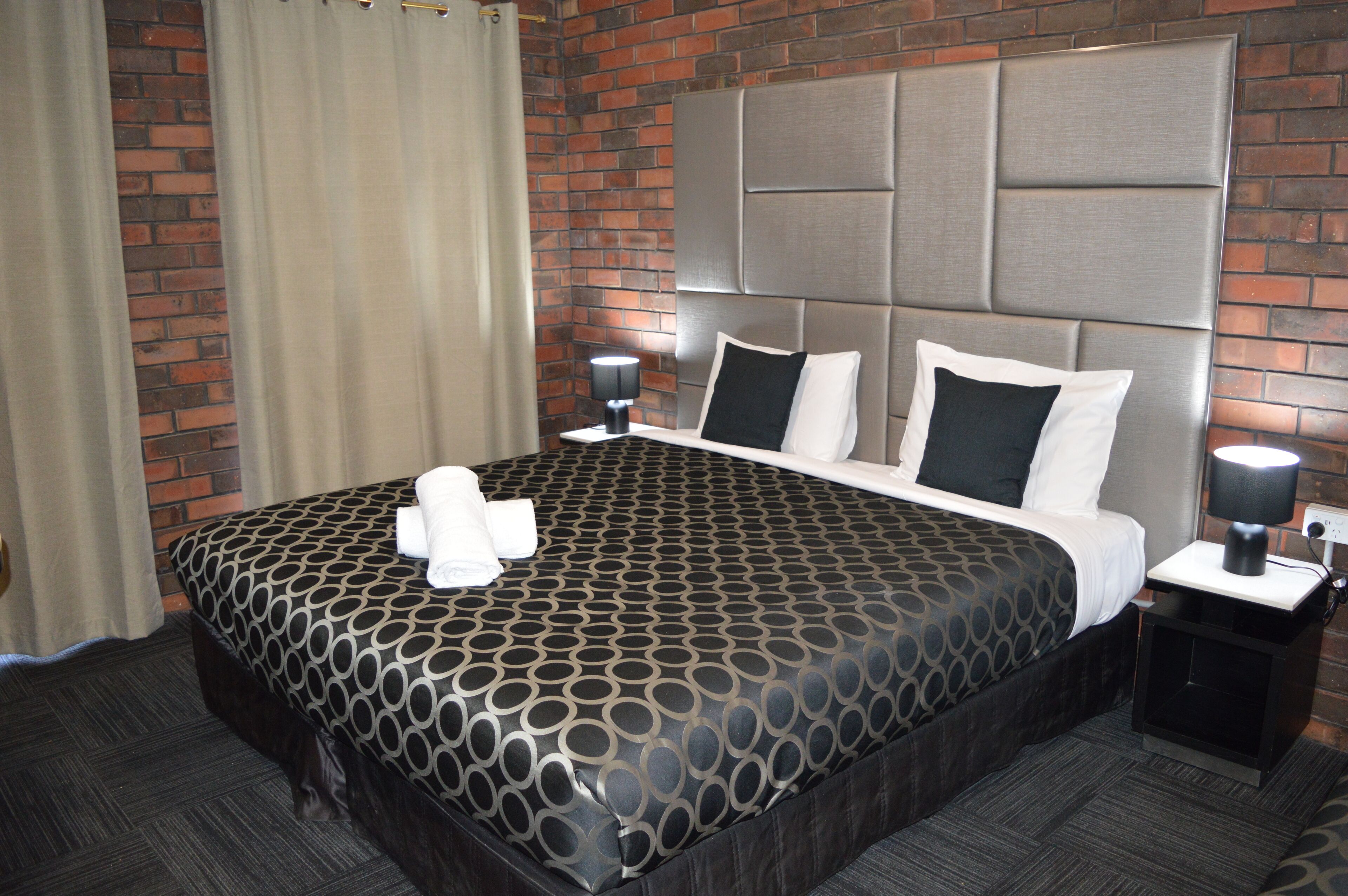 Queen Room | Iron/ironing board, free WiFi, bed sheets