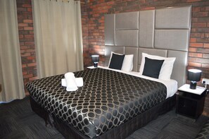 Queen Room | Iron/ironing board, free WiFi, bed sheets - Two Rivers Motel (Wentworth)