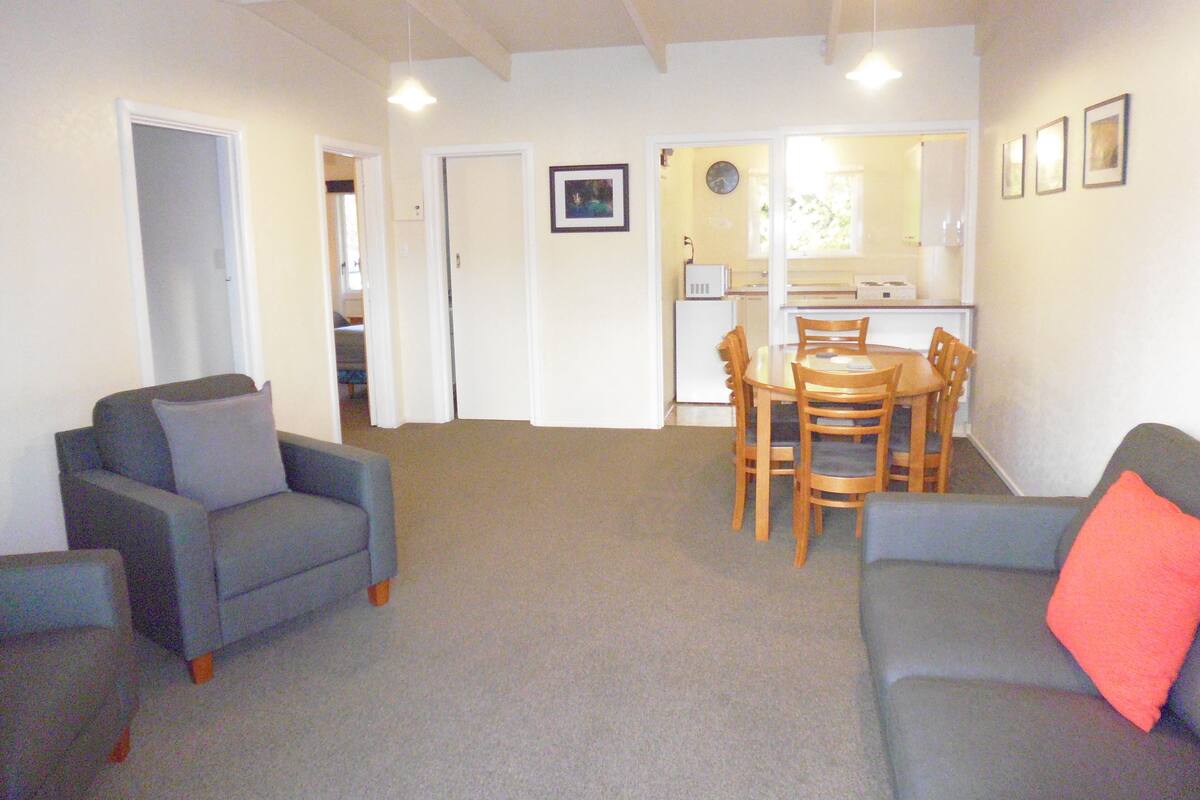 Two Bedroom Apartment, Upstairs | 起居区 | 21-英寸纯平电视 （配备卫星频道）、电视