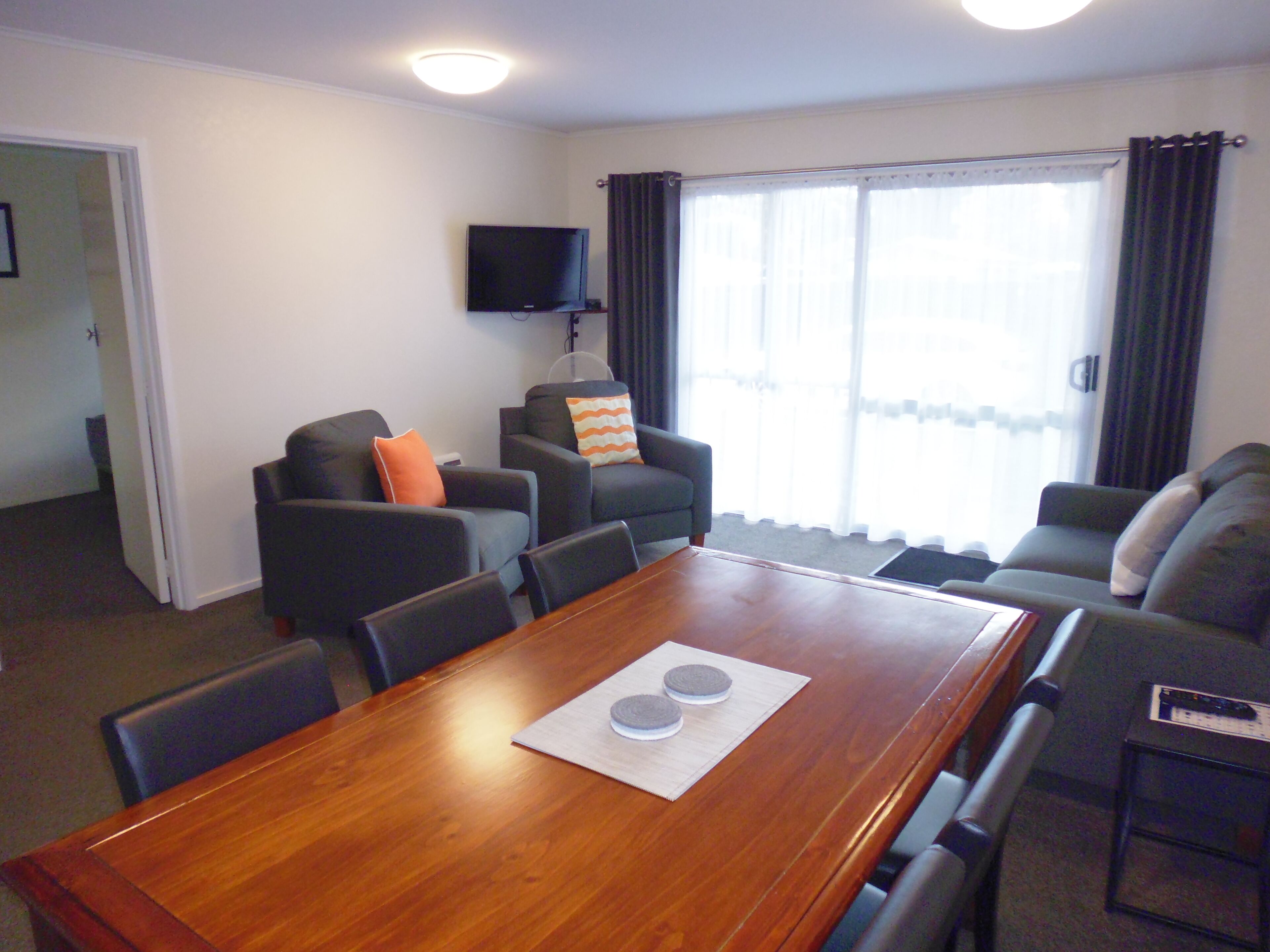 King Unit Downstairs | Living room | 21-inch flat-screen TV with satellite channels, TV