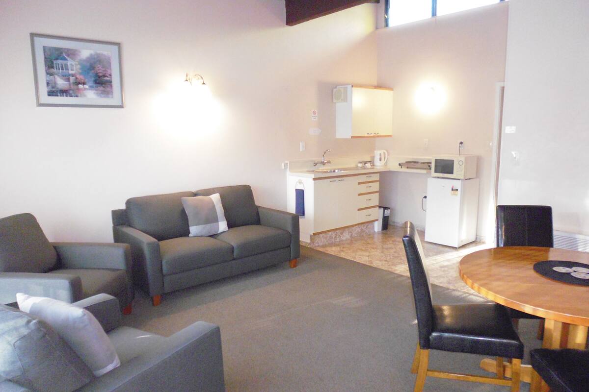 One Bedroom Apartment Downstairs | 起居区 | 21-英寸纯平电视 （配备卫星频道）、电视