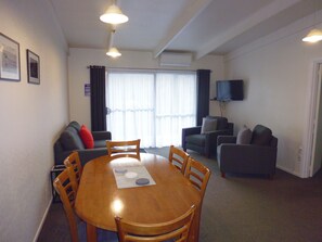 Two Bedroom Apartment, Upstairs | บริเวณนั่งเล่น | ทีวีจอแบน 21 นิ้ว พร้อมช่องดาวเทียม, ทีวี