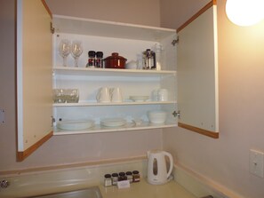 One Bedroom Apartment Downstairs | Cocineta privada | Frigobar, microondas, tostadora y utensilios de cocina 