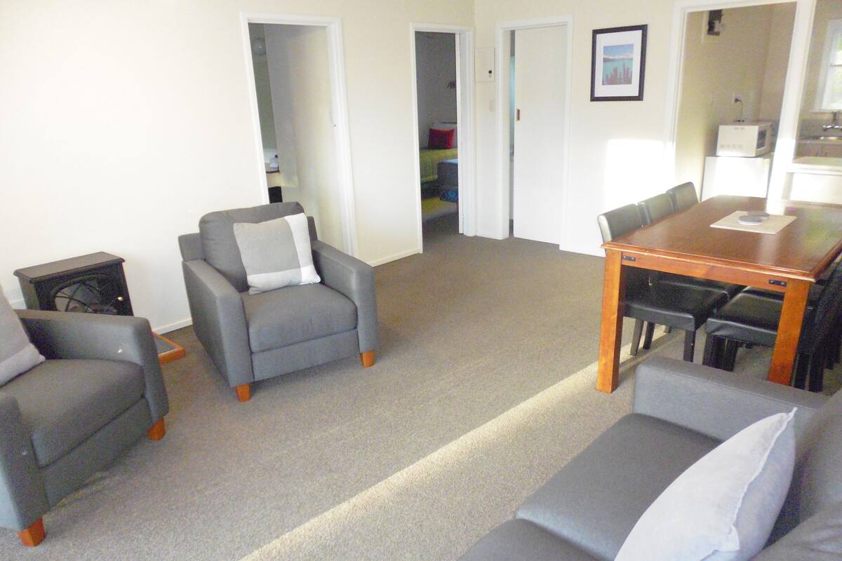 Two Bedroom Apartment, Downstairs | 客厅 | 21-英寸纯平电视 （配备卫星频道）、电视
