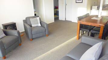 Two Bedroom Apartment, Downstairs | Wohnzimmer | 21-Zoll-Flachbildfernseher mit Satellitenempfang, Fernseher