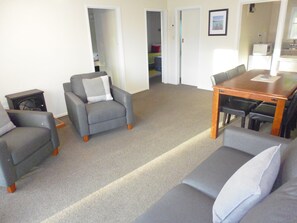 Two Bedroom Apartment, Downstairs | ห้องนั่งเล่น | ทีวีจอแบน 21 นิ้ว พร้อมช่องดาวเทียม, ทีวี