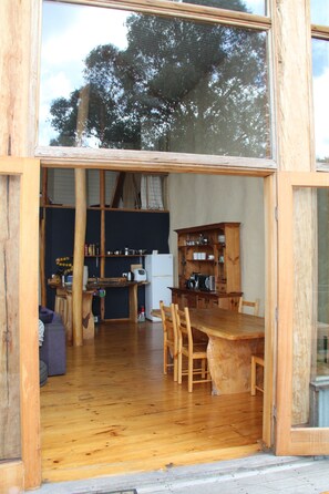 TV, fireplace, DVD player - Peppermint Ridge Retreat (Woodbridge)