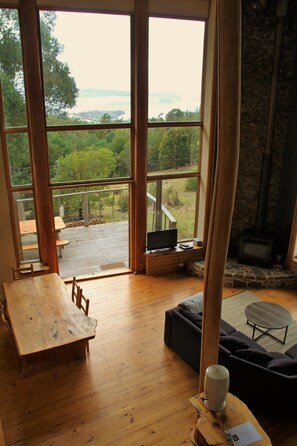 TV, fireplace, DVD player - Peppermint Ridge Retreat (Woodbridge)