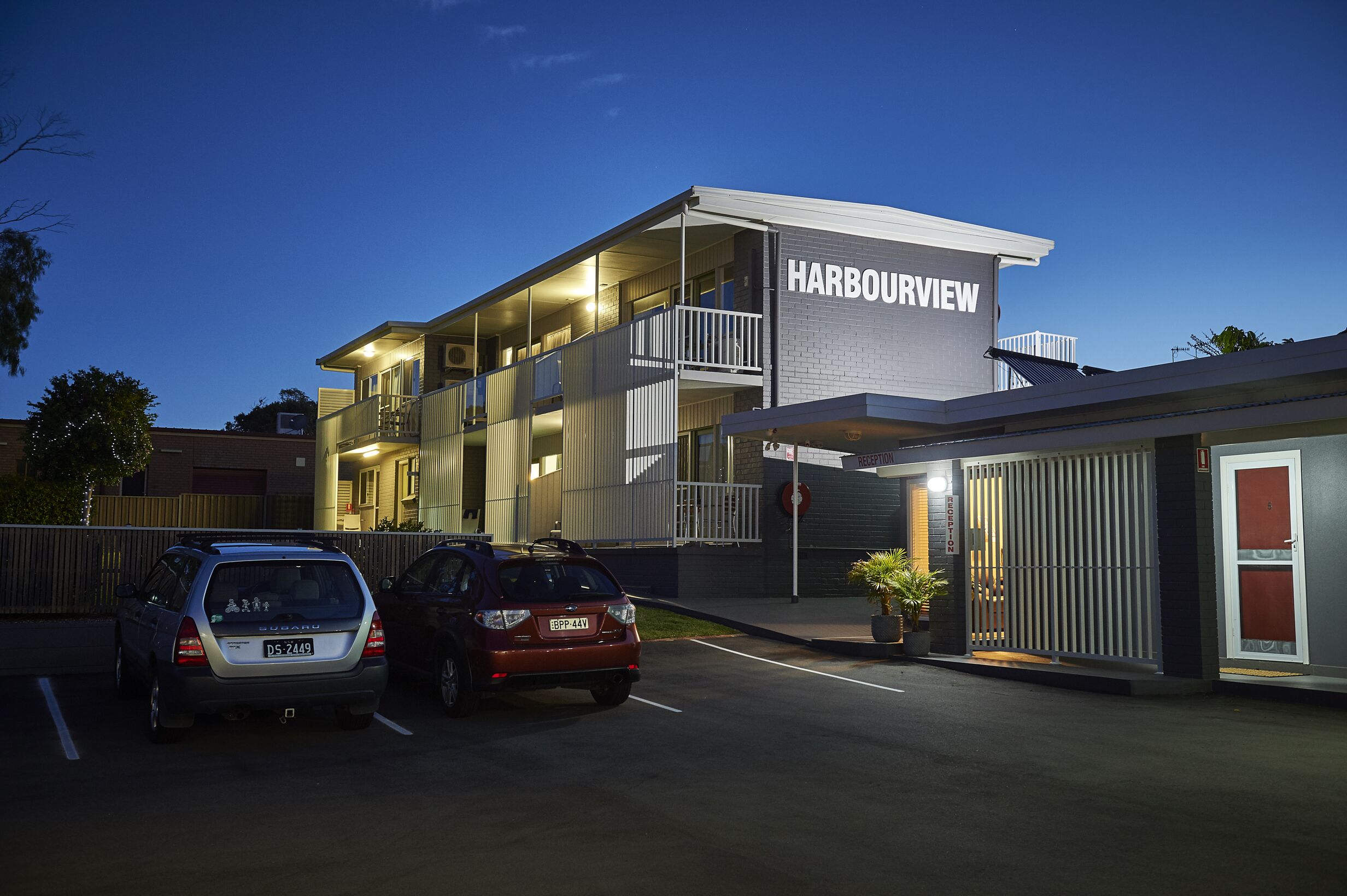 Un edificio de dos pisos con un cartel que dice 'Harbourview'.