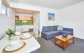 Deluxe-Apartment, 1 Schlafzimmer, Nichtraucher, Küche | Verdunkelungsvorhänge, Bügeleisen/Bügelbrett, kostenloses WLAN