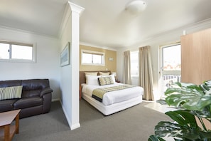 Deluxe Studio, Kitchen, Ocean View | Blackout curtains, iron/ironing board, free WiFi, bed sheets - Harbourview Serviced Apartments (Ulladulla)