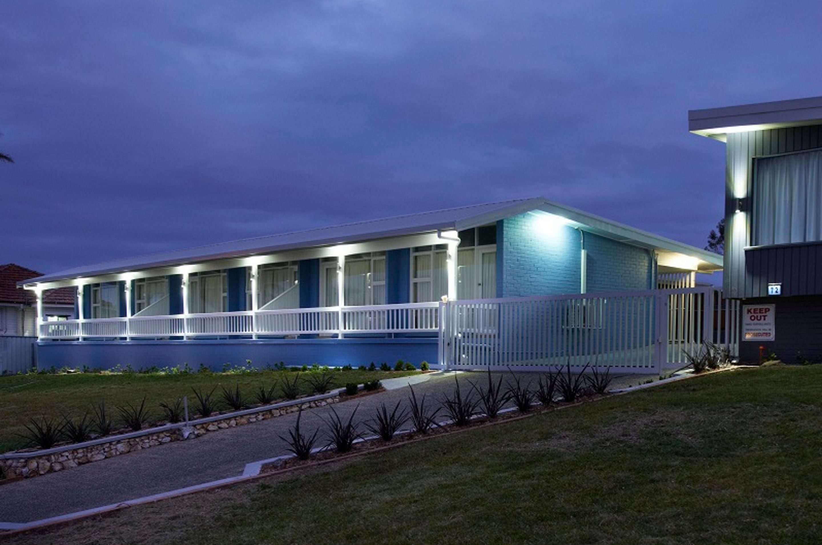 ด้านหน้าที่พัก - ตอนเย็น/กลางคืน