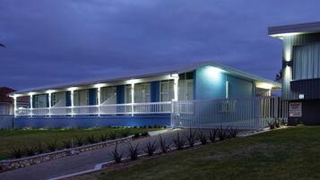 Fachada da propriedade à noite