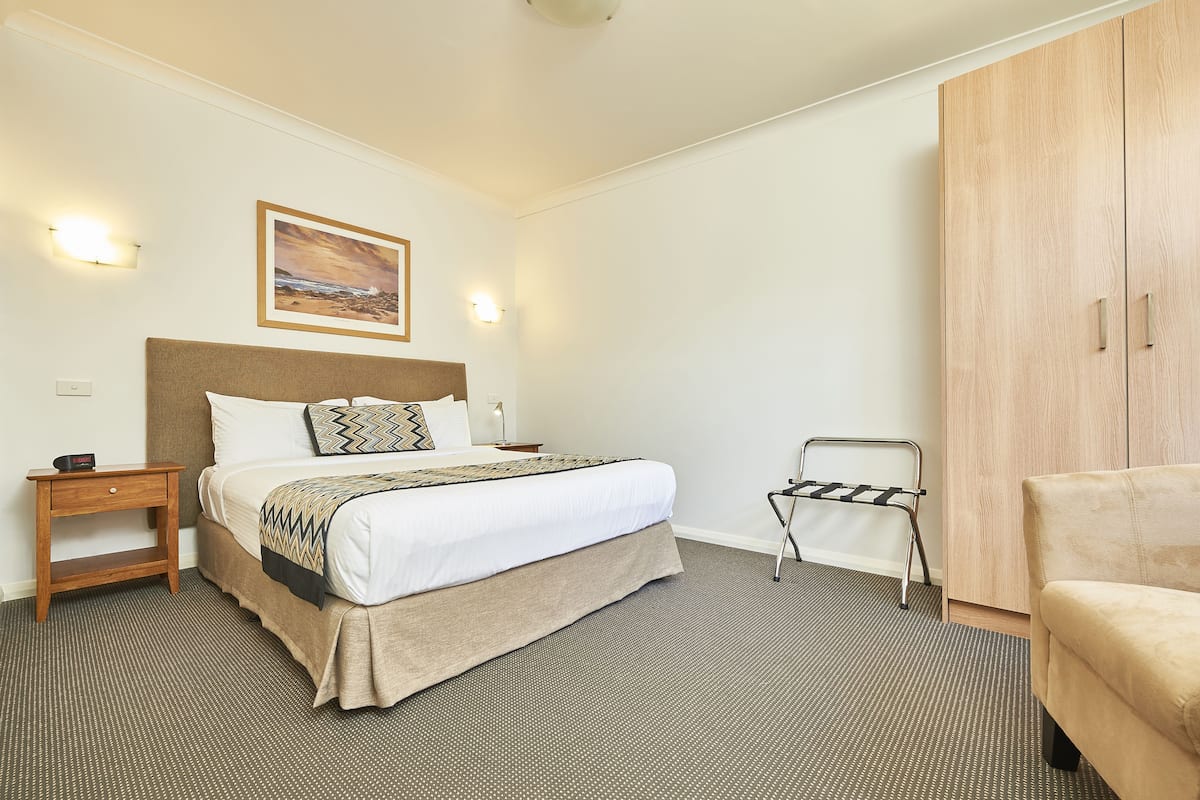 1 bedroom, blackout drapes, iron/ironing board, free WiFi