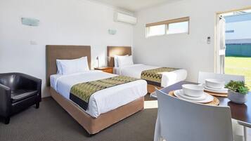 1 quarto, cortinas blackout, ferros/tábuas de passar roupa