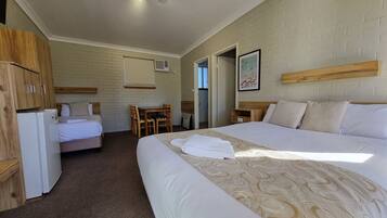 Familien-Suite, 2 Schlafzimmer, Nichtraucher, Kühlschrank (FS - Family Suite) | Kostenloses WLAN, Bettwäsche