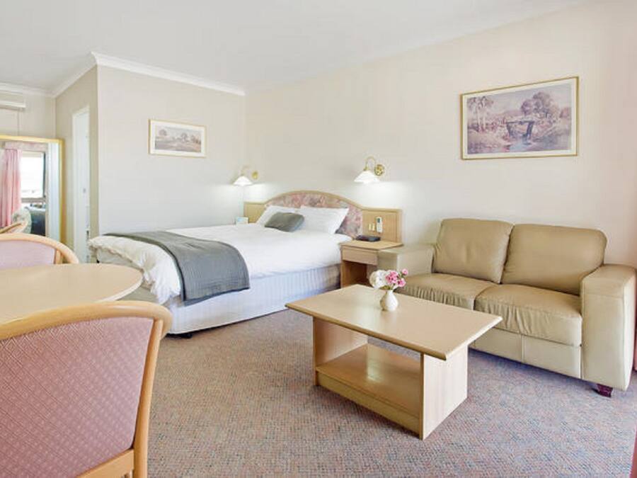 Executive-Zimmer (Executive Queen Room) | Wohnbereich | 32-Zoll-LCD-Fernseher mit Kabelempfang, Fernseher