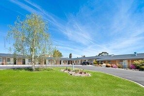 Property grounds - Bega Village Motor Inn (Bega)