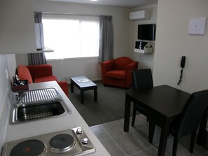 Escritorio, tabla de planchar con plancha, wifi gratis