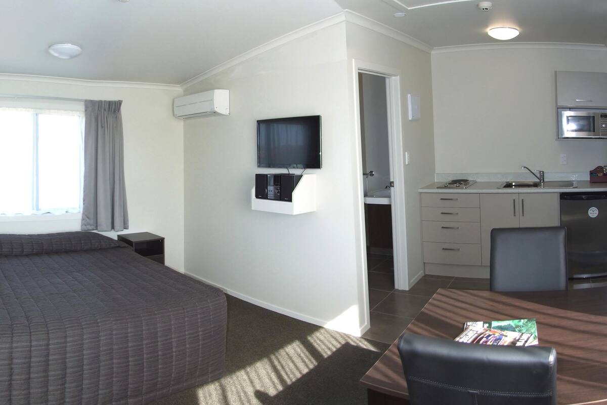 Desk, iron/ironing board, free WiFi