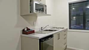 Coffee/tea maker, microwave - Brooklyn Motor Lodge (Hamilton)
