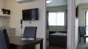 Desk, iron/ironing board, free WiFi - Brooklyn Motor Lodge (Hamilton)