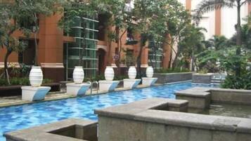 Piscine à débordement