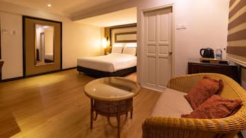 Deluxe Double Room | Peti besi dalam bilik, meja, seterika/papan seterika