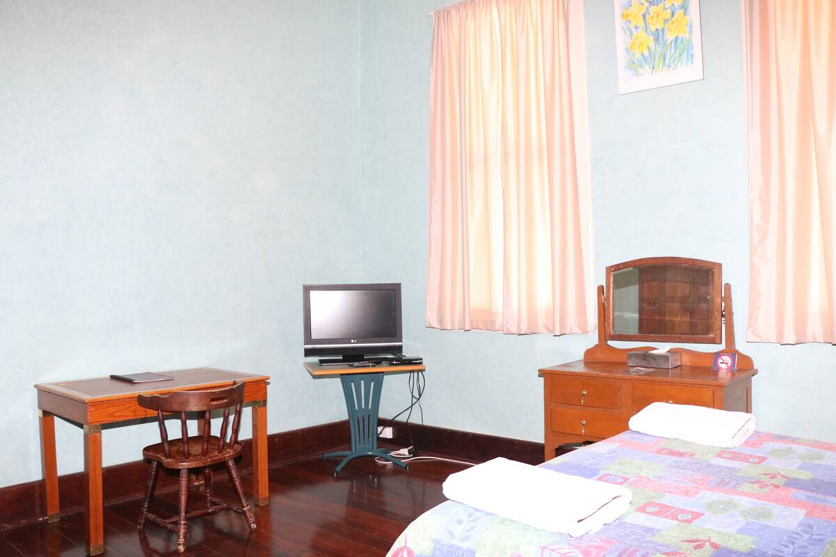 Habitación estándar, para no fumadores, baño compartido | Cunas gratuitas, camas extra y ropa de cama