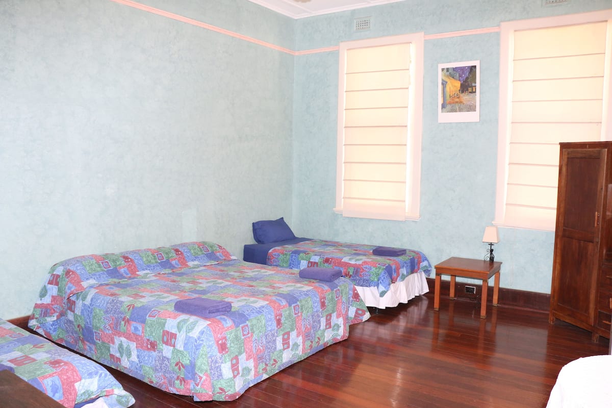 Cunas gratuitas, camas extra y ropa de cama