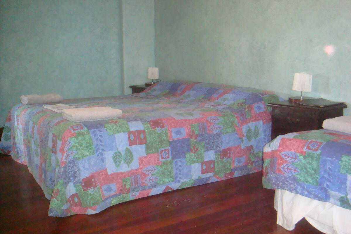 Habitación familiar, para no fumadores, baño compartido | Cunas gratuitas, camas extra y ropa de cama