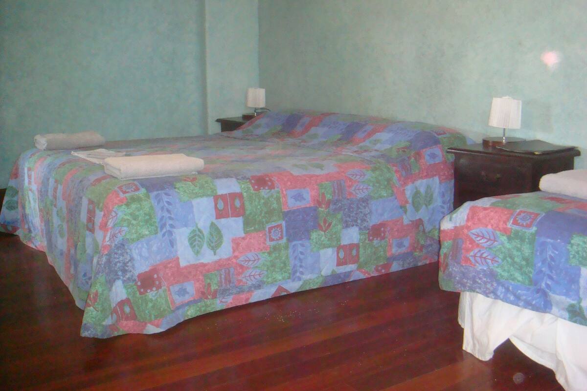 Habitación familiar, para no fumadores, baño compartido | Cunas gratuitas, camas extra y ropa de cama