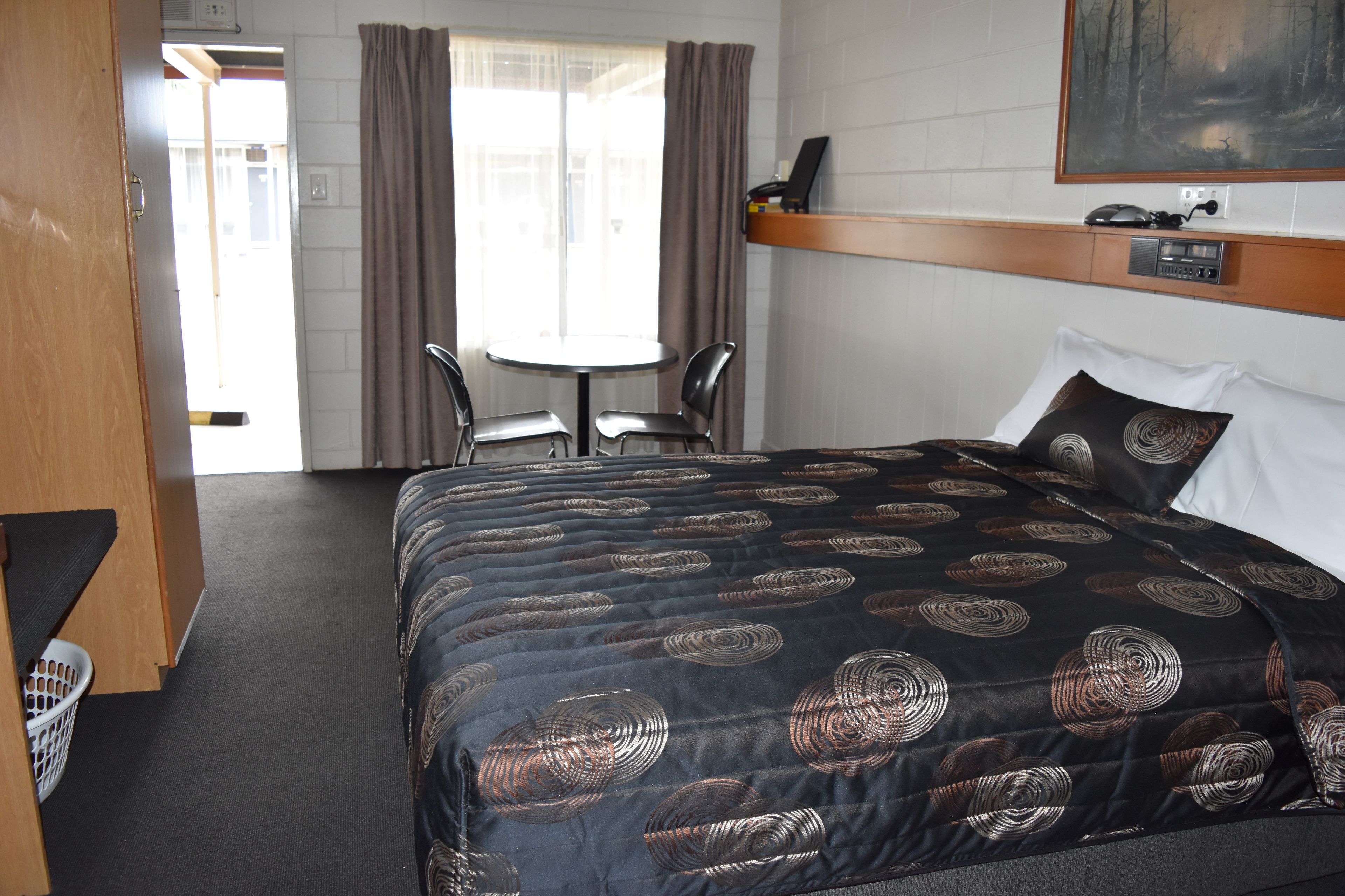 Standard Queen Room | Blackout curtains, iron/ironing board, free WiFi, bed sheets