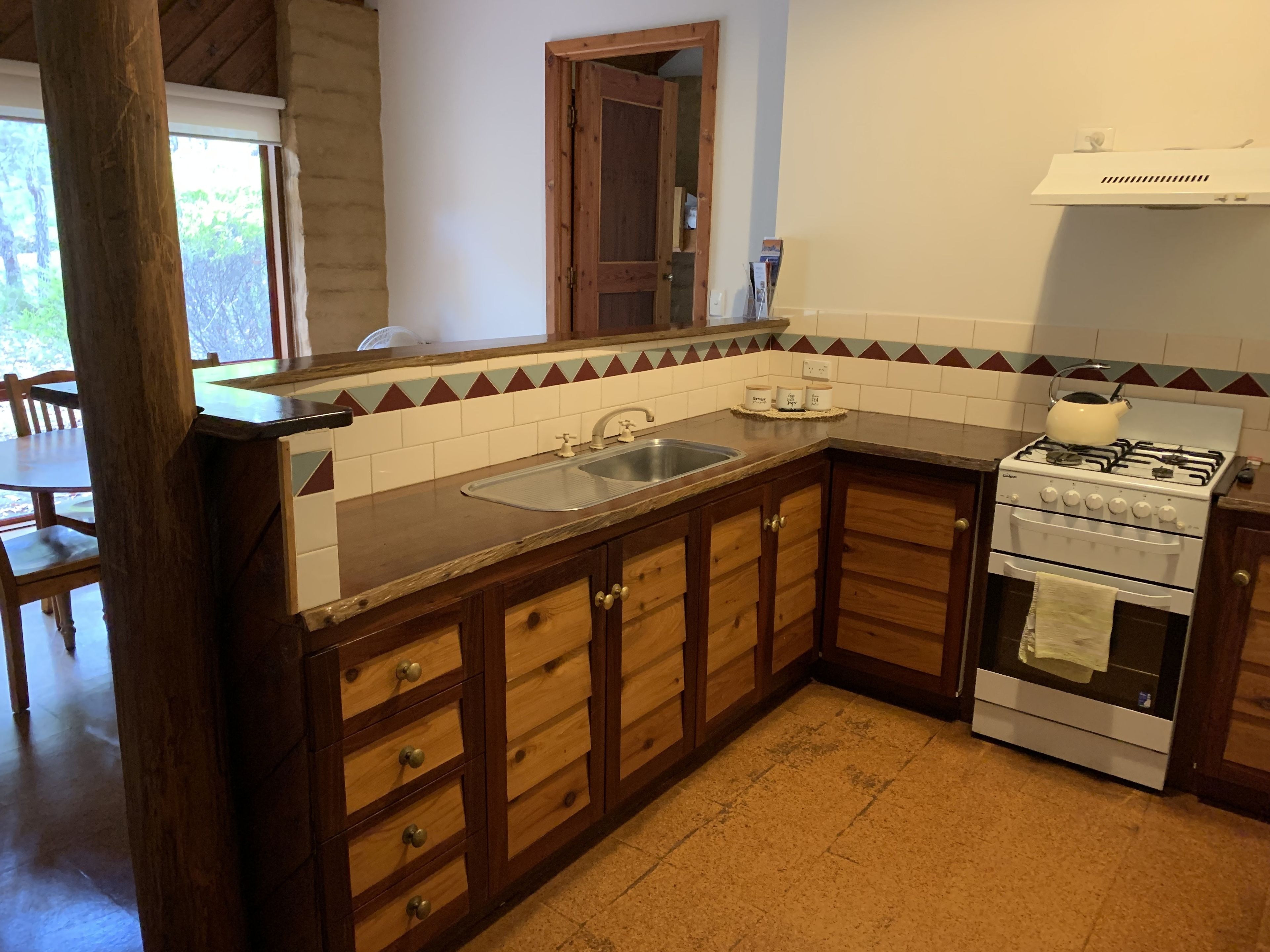 osprey | private kitchen | full-sized fridge, microwave, oven, stovetop