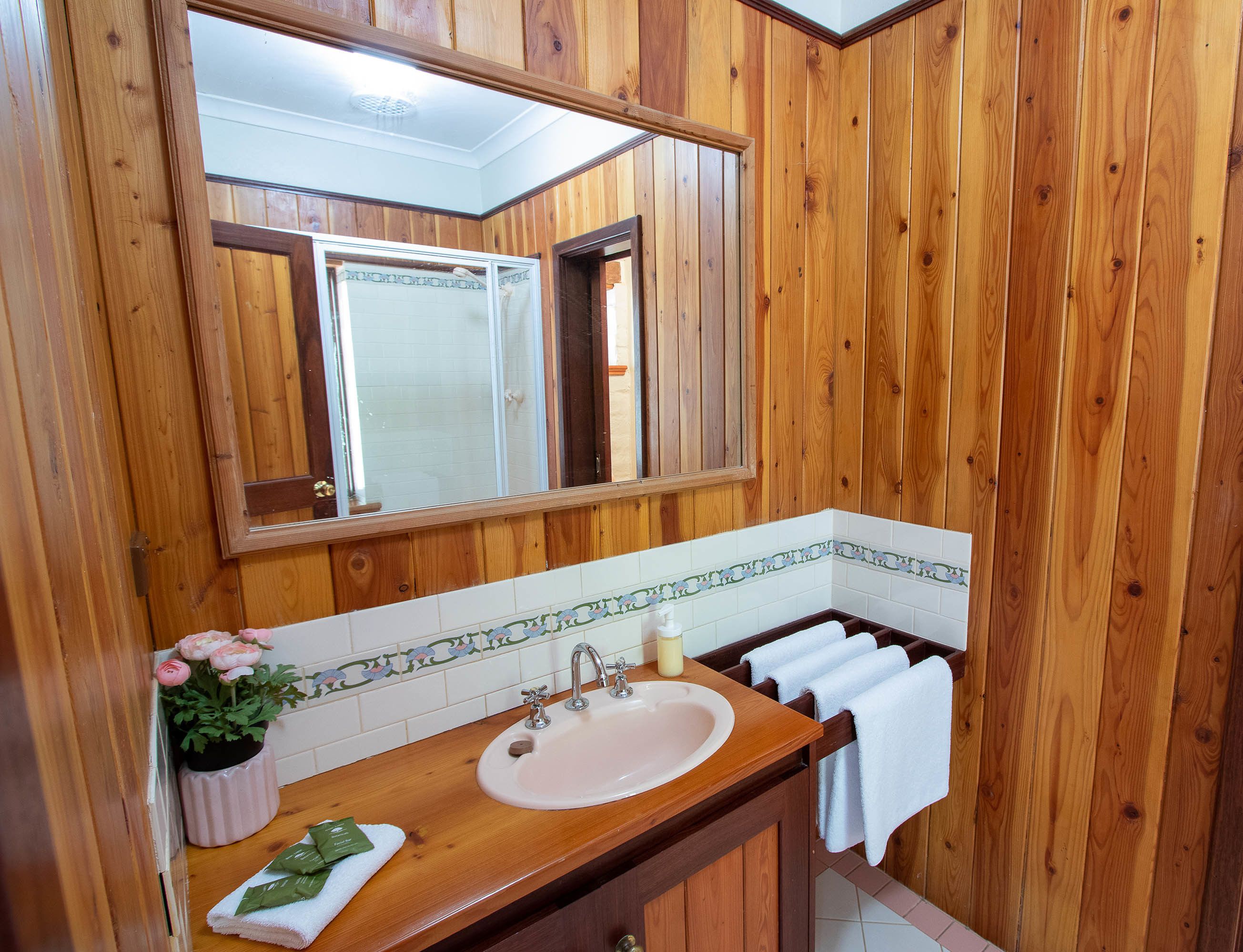 driftwood 5 bed 2 bath | bathroom | free toiletries, hair dryer, towels, soap