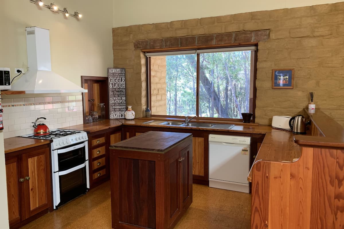 full-sized fridge, microwave, oven, stovetop