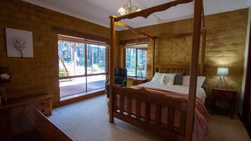 Driftwood 5 Bed 2 Bath | Down comforters, individually decorated, individually furnished