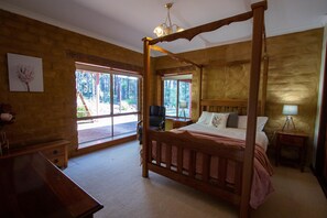 Driftwood 5 Bed 2 Bath | Down duvets, individually decorated, individually furnished