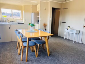 Apartment | In-room dining - Seagulls Guesthouse (Tauranga)
