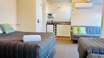 Family Studio, Kitchenette | Private kitchenette