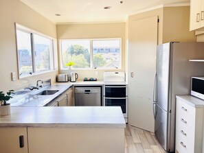 Apartment | Private kitchen - Seagulls Guesthouse (Tauranga)