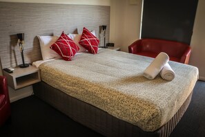 Standard Room, Non Smoking, Kitchenette (Queen Room) | Soundproofing, iron/ironing board, free WiFi, bed sheets - Emerald Park Motel (Emerald)