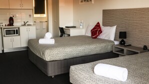 Standard Room, Non Smoking, Kitchenette (Twin Room) | Soundproofing, iron/ironing board, WiFi (free), bed sheets - Emerald Park Motel (Emerald)