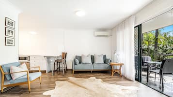 Departamento estándar, 1 habitación | Área de sala de estar | Televisión de pantalla plana de 40 pulgadas con canales digitales