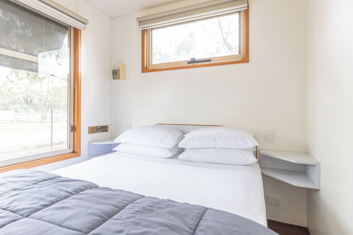 Acacia Cabin | Iron/ironing board, free WiFi, bed sheets