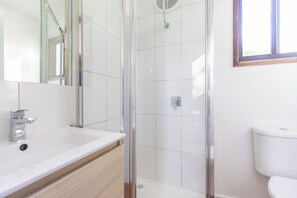 Cabaña estándar | Baño | Ducha, artículos de higiene personal gratuitos y secador de pelo