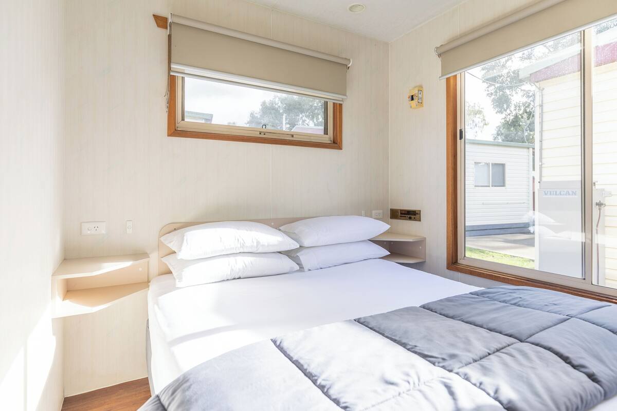 Quarto com uma cama grande, uma janela e vista para o exterior.