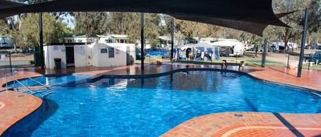 室外游泳池,提供日光浴躺椅