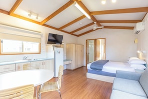 Standard-studio, tupakointi kielletty, keittotila (Acorn Cabin) | Yksityinen keittiö | Jääkaappi, mikroaaltouuni, liesi, vedenkeitin